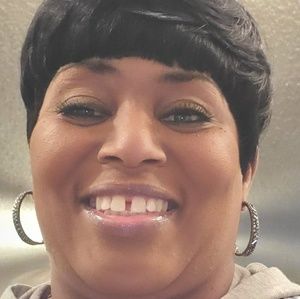 Meet your Posher, Ajuania